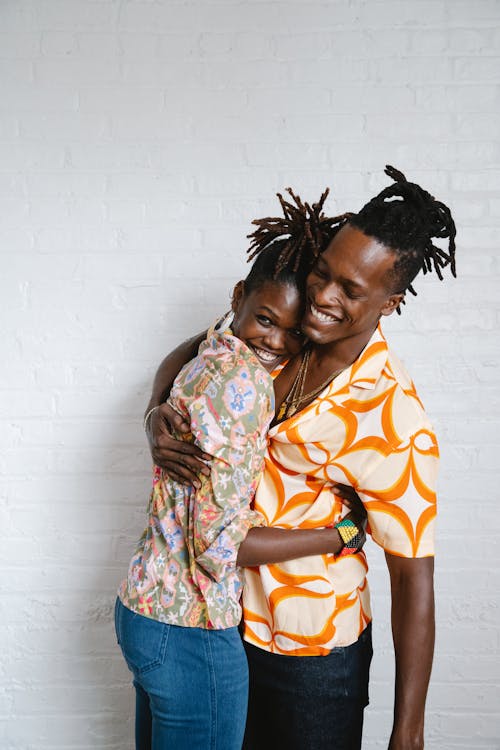 Couple souriant représentant l’amour en wolof